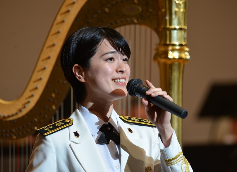 自衛隊初の歌姫 三宅由佳莉さんが大切にする言葉 頑張る より 顔晴 がんば る 人間力 仕事力を高めるweb Chichi 致知出版社